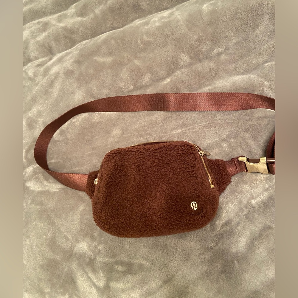 Lululemon Everywhere Belt Bag Large 2L
Fleece